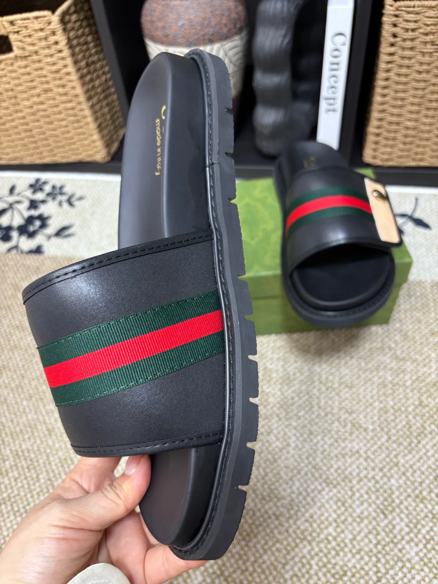 Factory 💰 300 yuan Gucci slippers] high-end men's shoes brand official website 1:1 latest masterpiece: original mold customization, the fabric is made of imported original materials, upgraded outsole, lighter and non-slip. The market's top quality, simple yet tasteful, a must-have for fashionistas, fashionable at your feet, full of confidence, the same style at the counter 👍The season of summer slippers is here. Code: 38-45 (45 customized)
